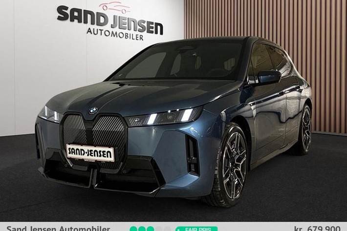 Blå BMW iX fra 2026 set udefra