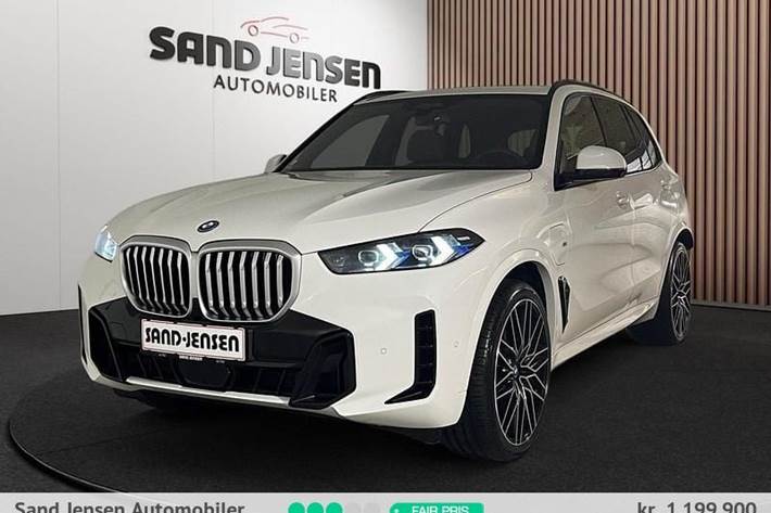Hvid BMW X5 fra 2025 set udefra