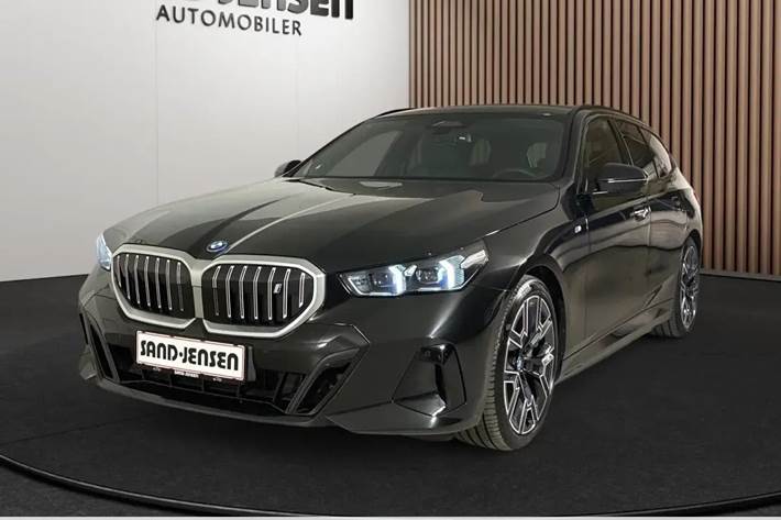 Sort BMW i5 fra 2025 set udefra