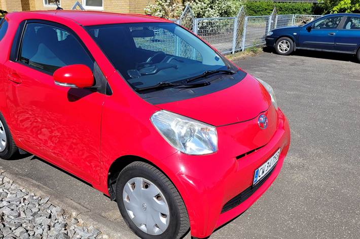 Rød Toyota iQ fra 2010