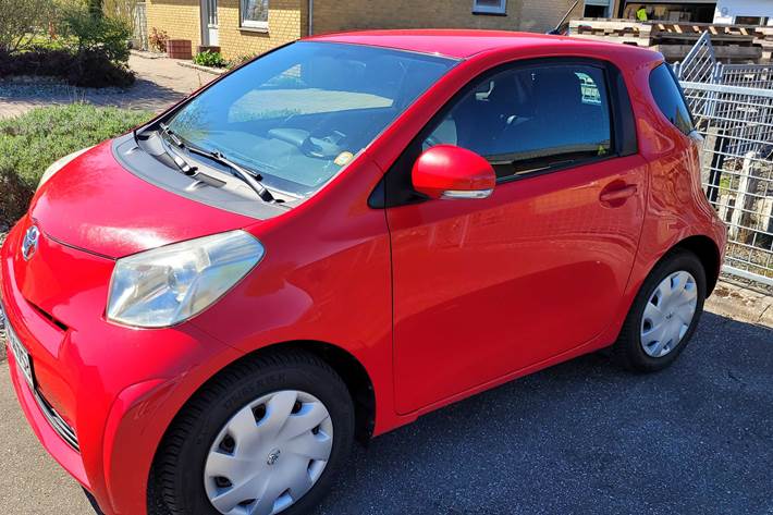 Rød Toyota iQ fra 2010