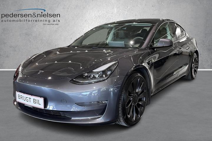 Grå Tesla Model 3 fra 2021 set udefra
