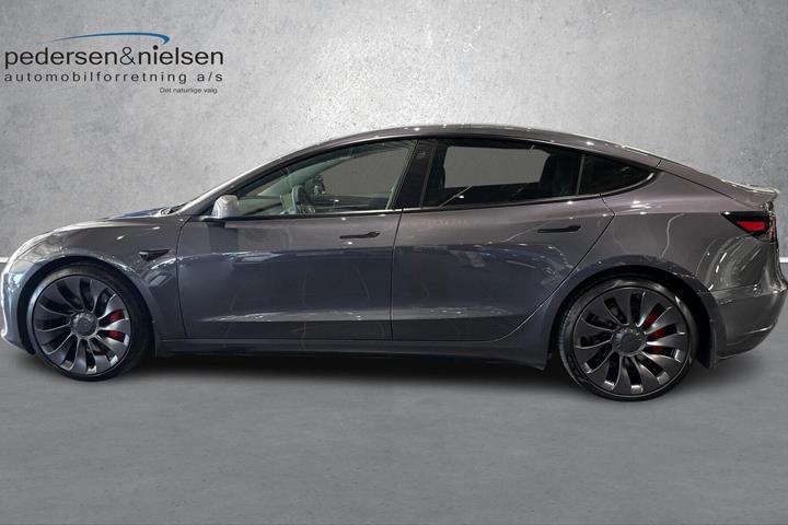 Grå Tesla Model 3 fra 2021