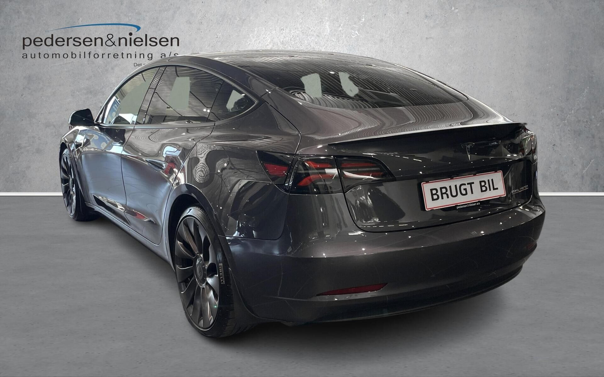 Grå Tesla Model 3 fra 2021