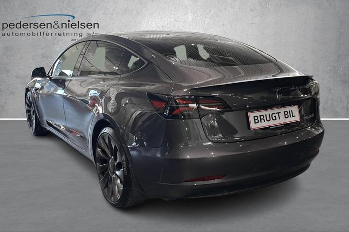 Grå Tesla Model 3 fra 2021