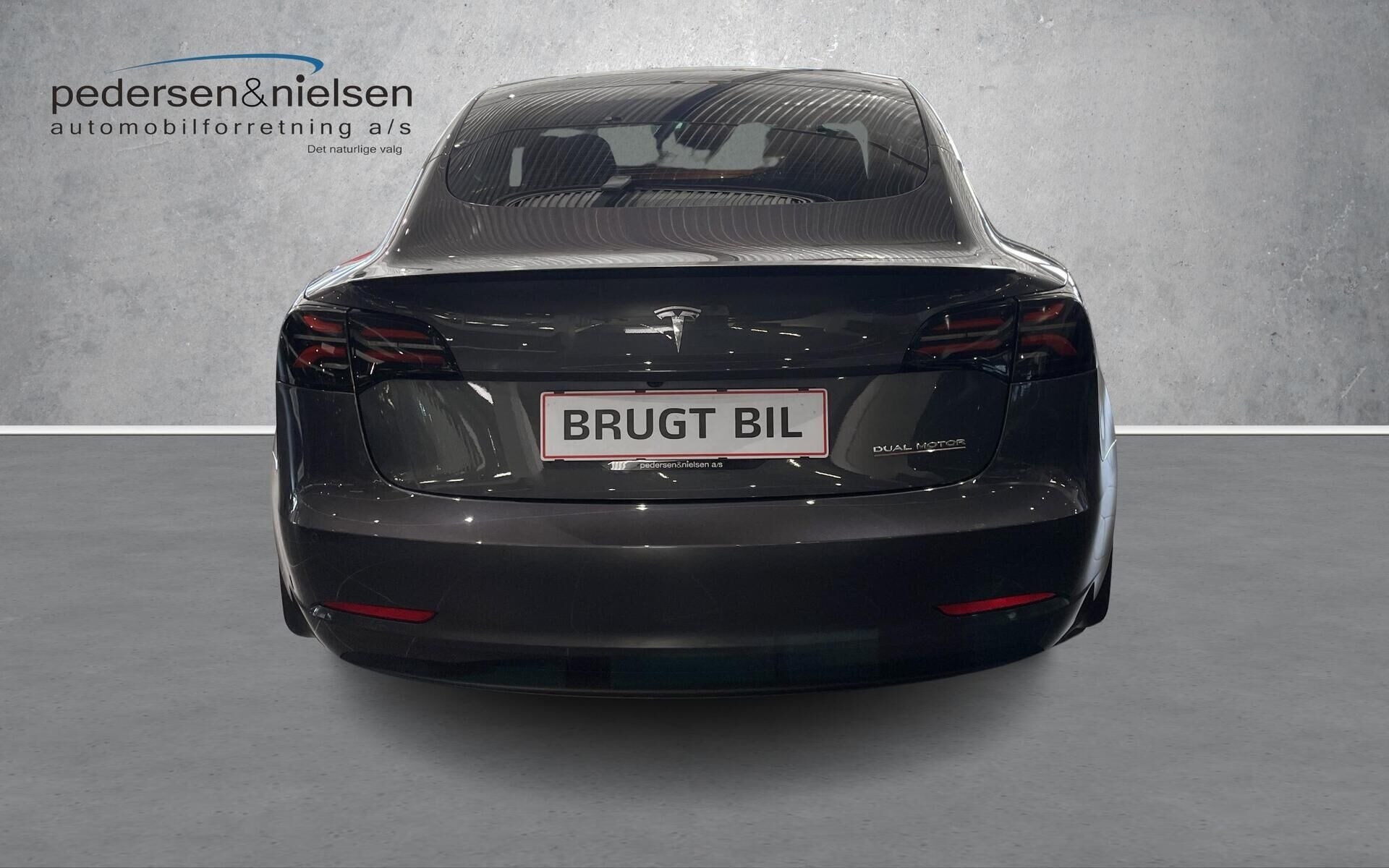 Grå Tesla Model 3 fra 2021