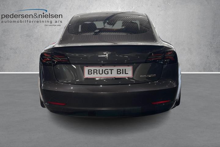 Grå Tesla Model 3 fra 2021