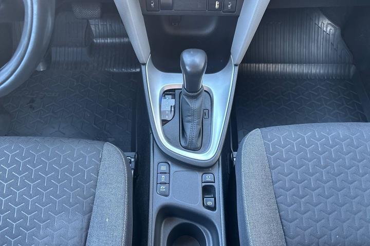 Grå Toyota Yaris Cross fra 2022