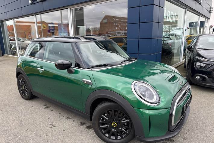 Grøn Mini Cooper fra 2021 set udefra