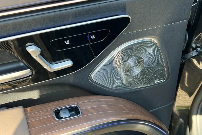 Grå Mercedes EQS580 fra 2023