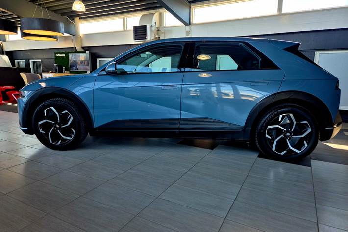 Blå Hyundai Ioniq 5 fra 2023