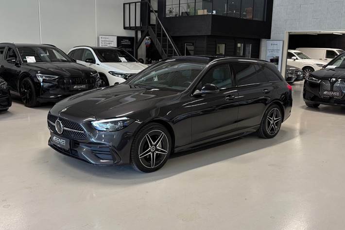 Grå Mercedes C300 e fra 2022 set udefra