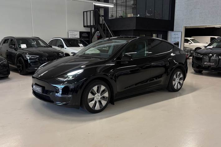 Sort Tesla Model Y fra 2023