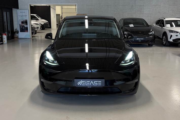 Sort Tesla Model Y fra 2023