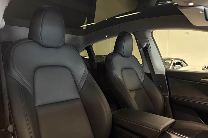 Sort Tesla Model Y fra 2023