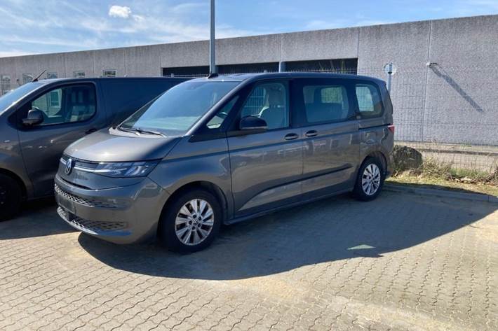 Grå VW Multivan fra 2023