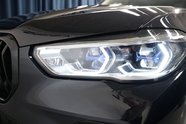Sort BMW X5 fra 2021