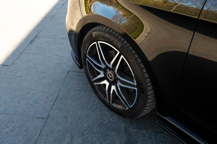 Sort Mercedes V300 d fra 2020