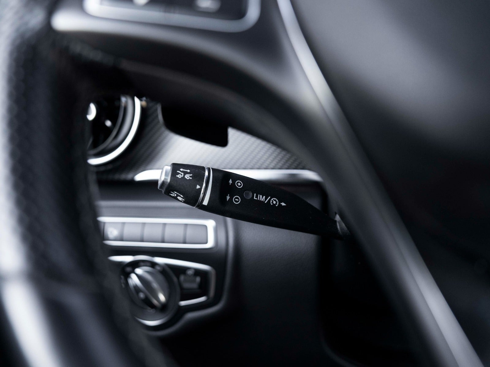 Sort Mercedes V300 d fra 2020