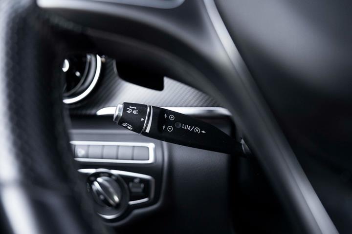 Sort Mercedes V300 d fra 2020