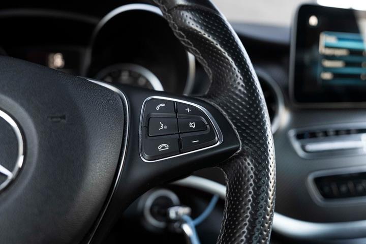 Sort Mercedes V300 d fra 2020