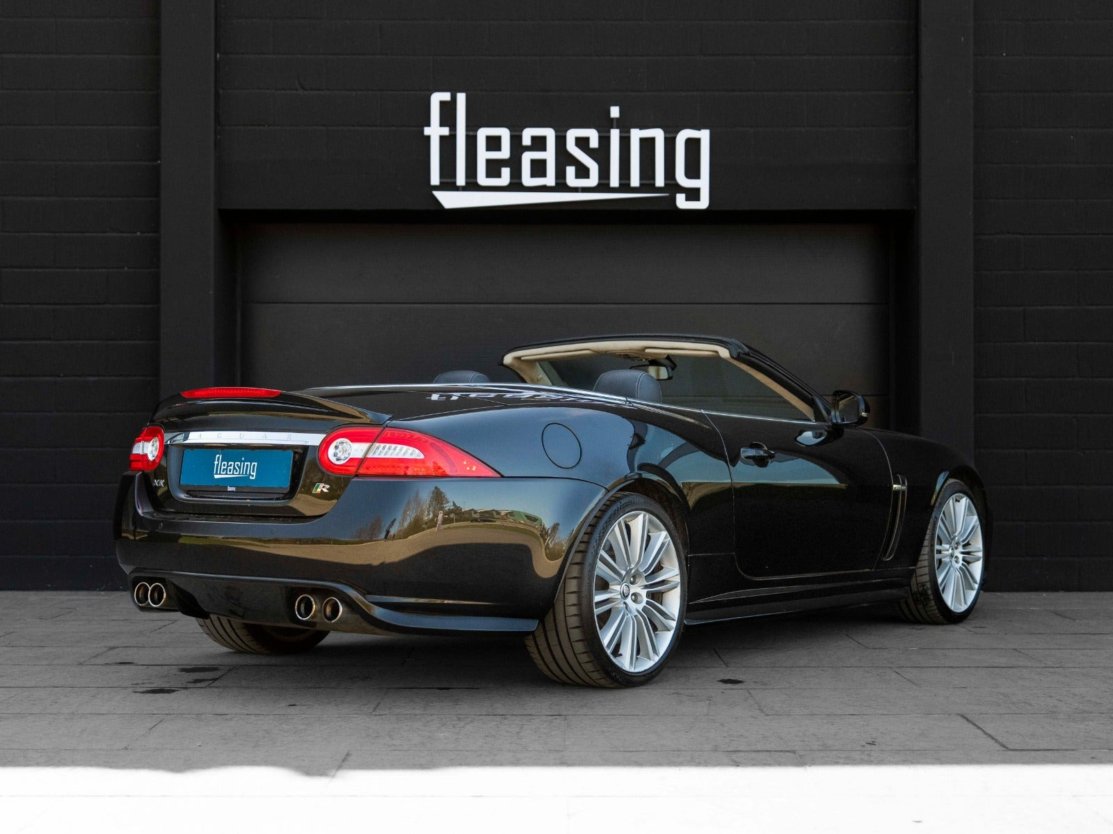 Sort Jaguar XKR fra 2011
