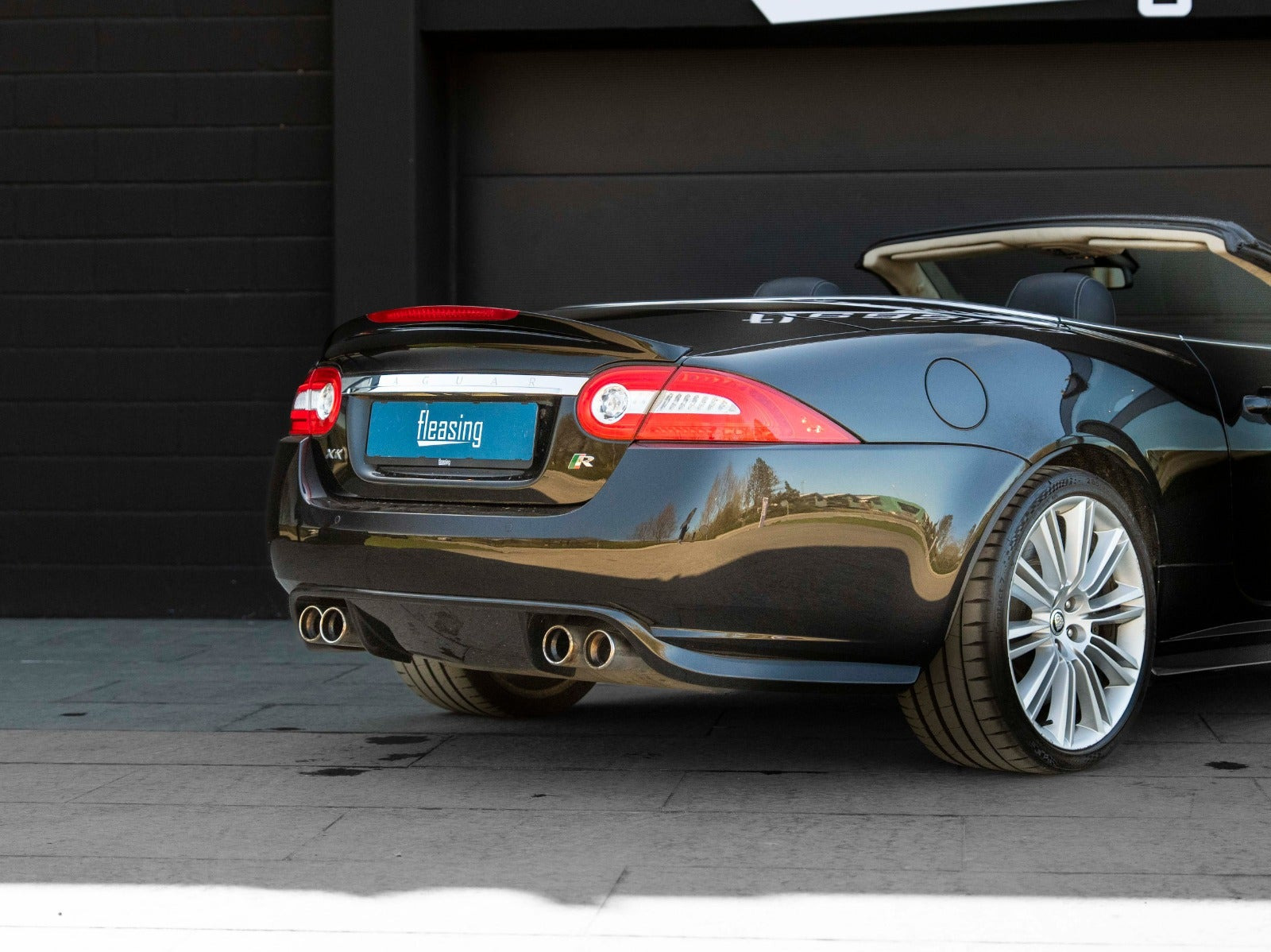 Sort Jaguar XKR fra 2011