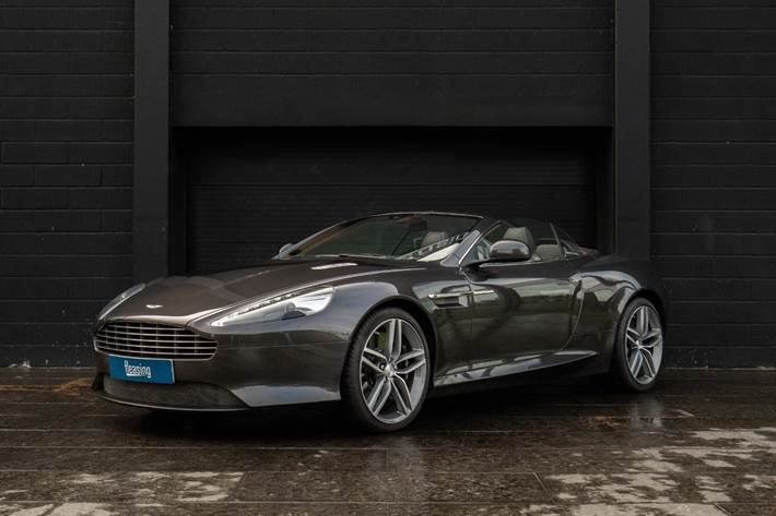Grå Aston Martin DB9 fra 2015