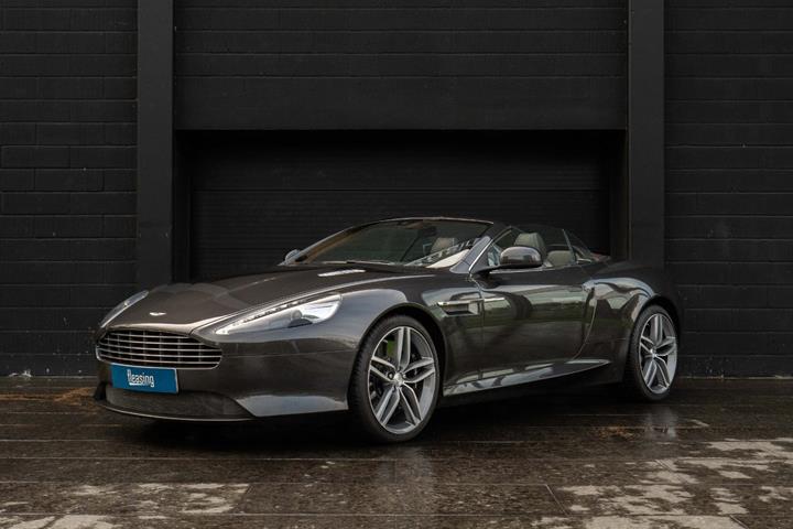 Grå Aston Martin DB9 fra 2015