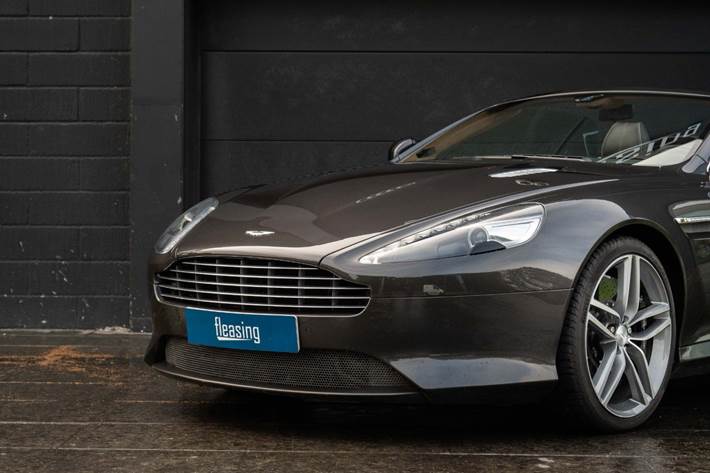 Grå Aston Martin DB9 fra 2015
