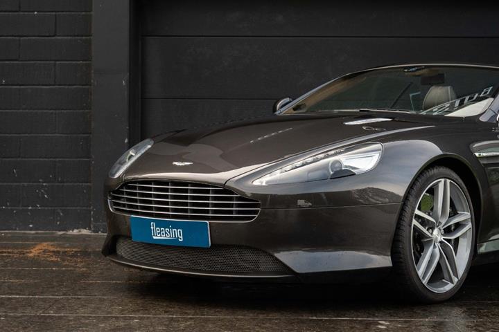 Grå Aston Martin DB9 fra 2015 set udefra
