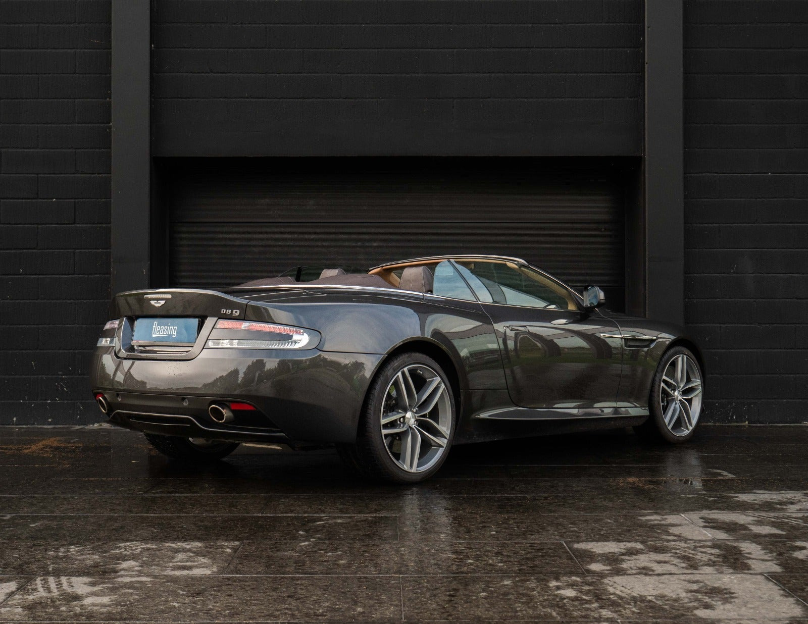 Grå Aston Martin DB9 fra 2015
