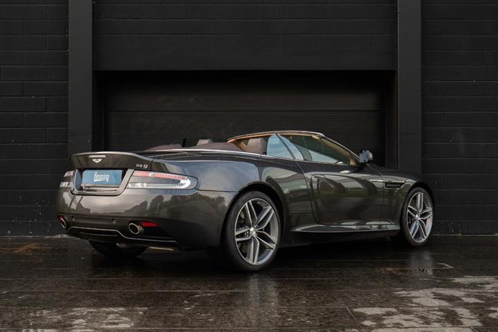 Grå Aston Martin DB9 fra 2015