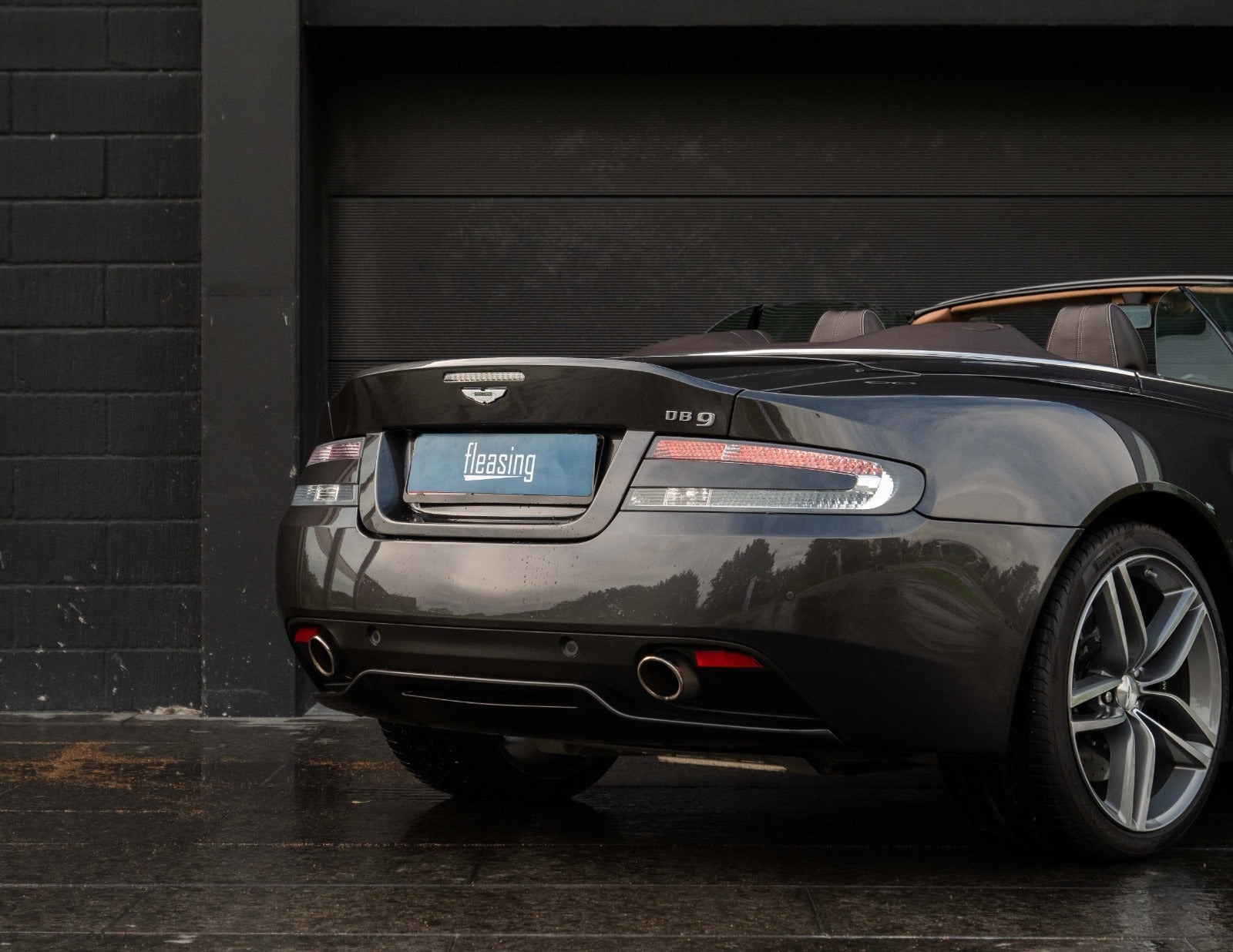 Grå Aston Martin DB9 fra 2015 set udefra