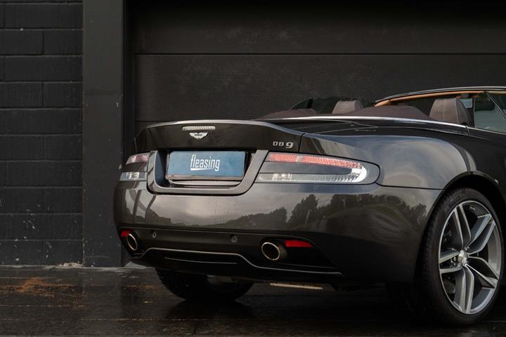 Grå Aston Martin DB9 fra 2015 set udefra