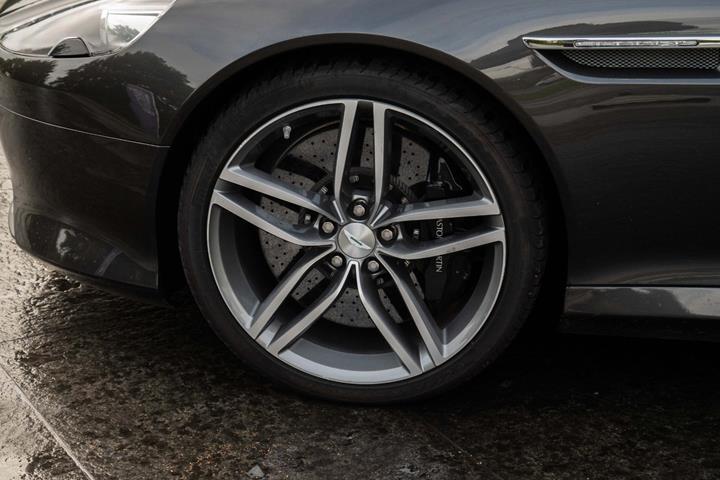 Grå Aston Martin DB9 fra 2015 set udefra