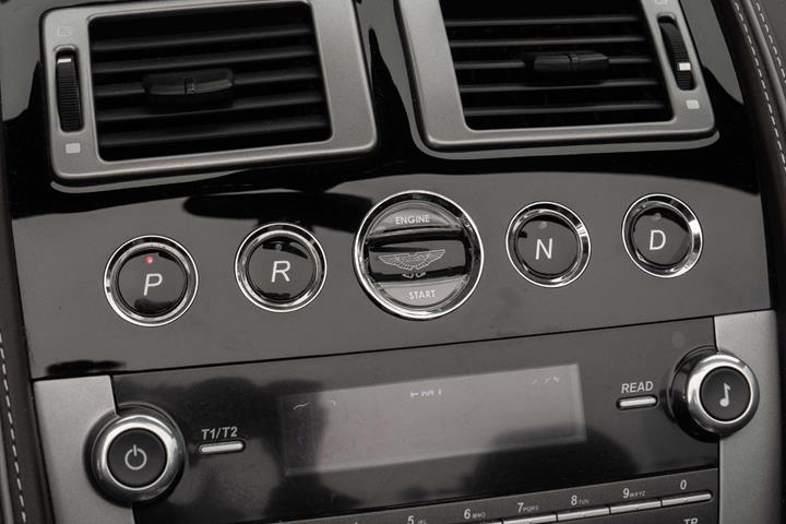 Grå Aston Martin DB9 fra 2015
