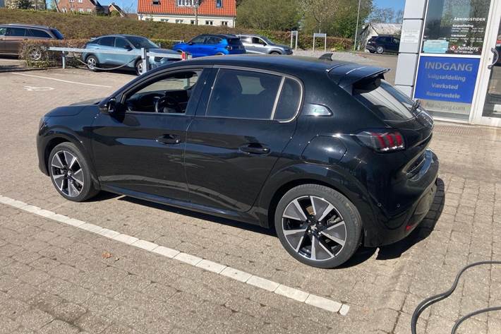 Sort Peugeot e-208 fra 2021