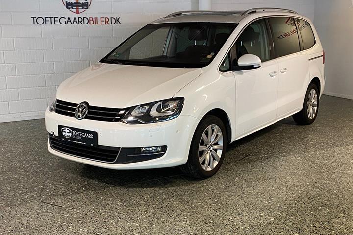 Hvid VW Sharan fra 2013 set udefra