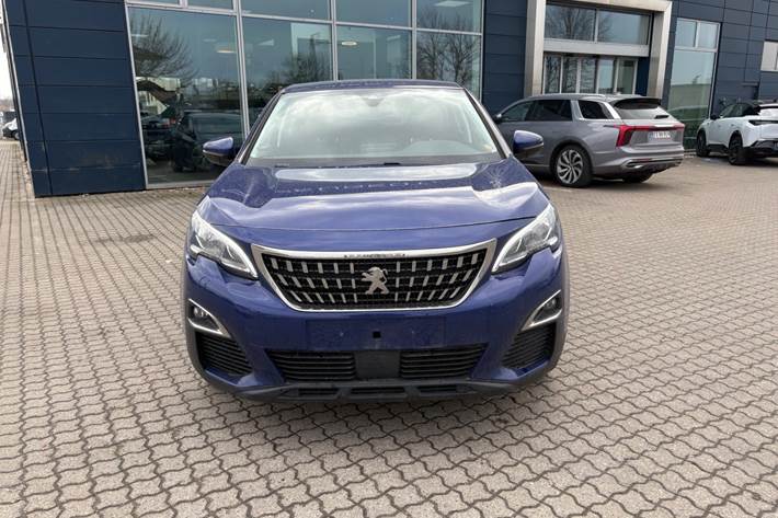 Blå Peugeot 3008 fra 2018