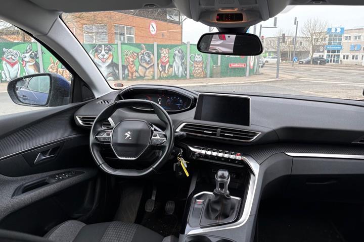 Blå Peugeot 3008 fra 2018