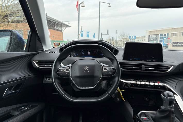 Blå Peugeot 3008 fra 2018