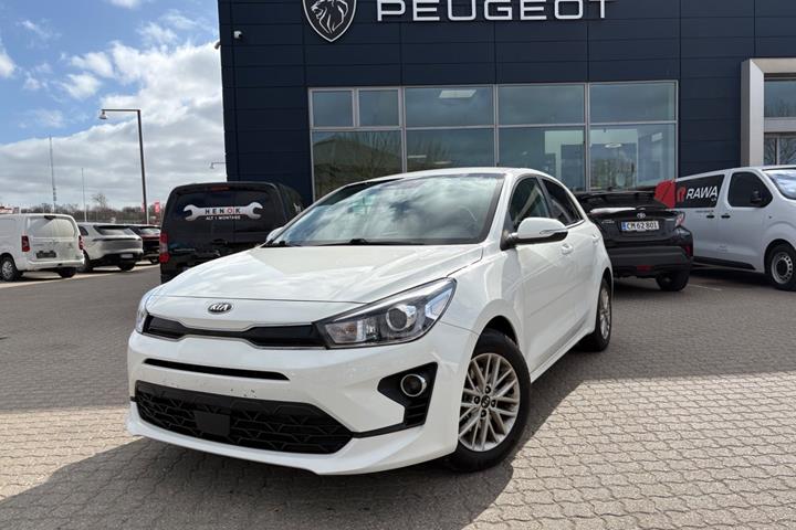 Rød Kia Rio fra 2021 set udefra