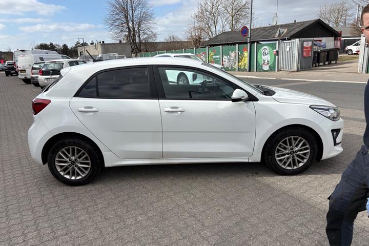Rød Kia Rio fra 2021
