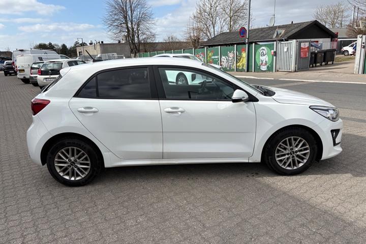 Rød Kia Rio fra 2021