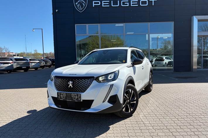Rød Peugeot 2008 fra 2023