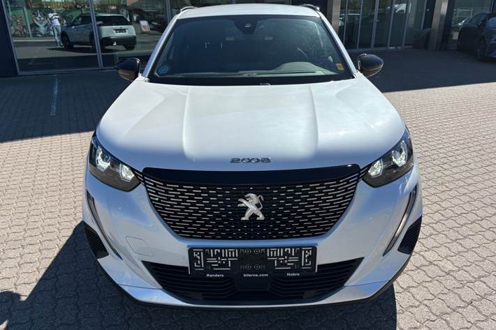 Rød Peugeot 2008 fra 2023