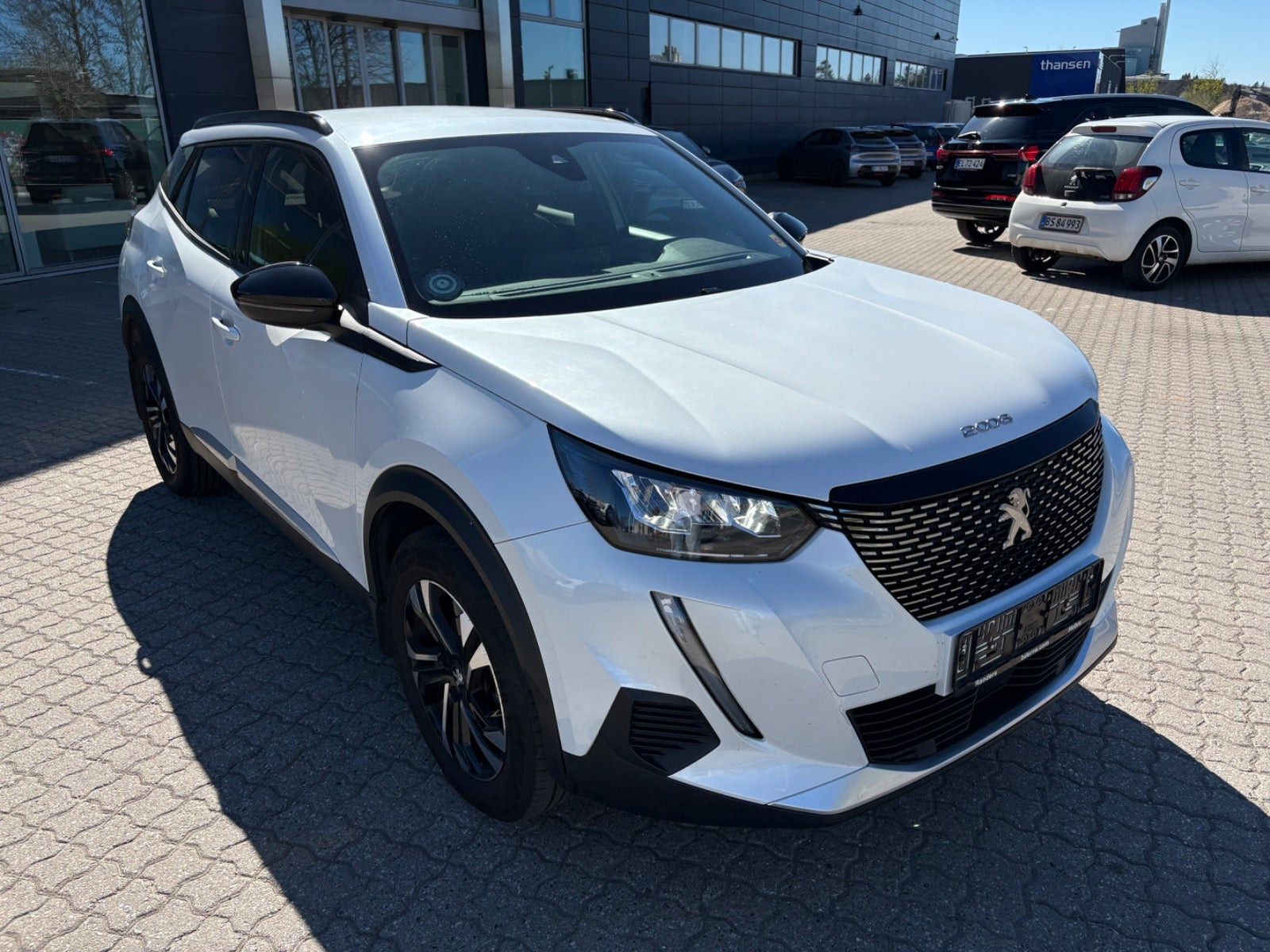 Rød Peugeot 2008 fra 2023