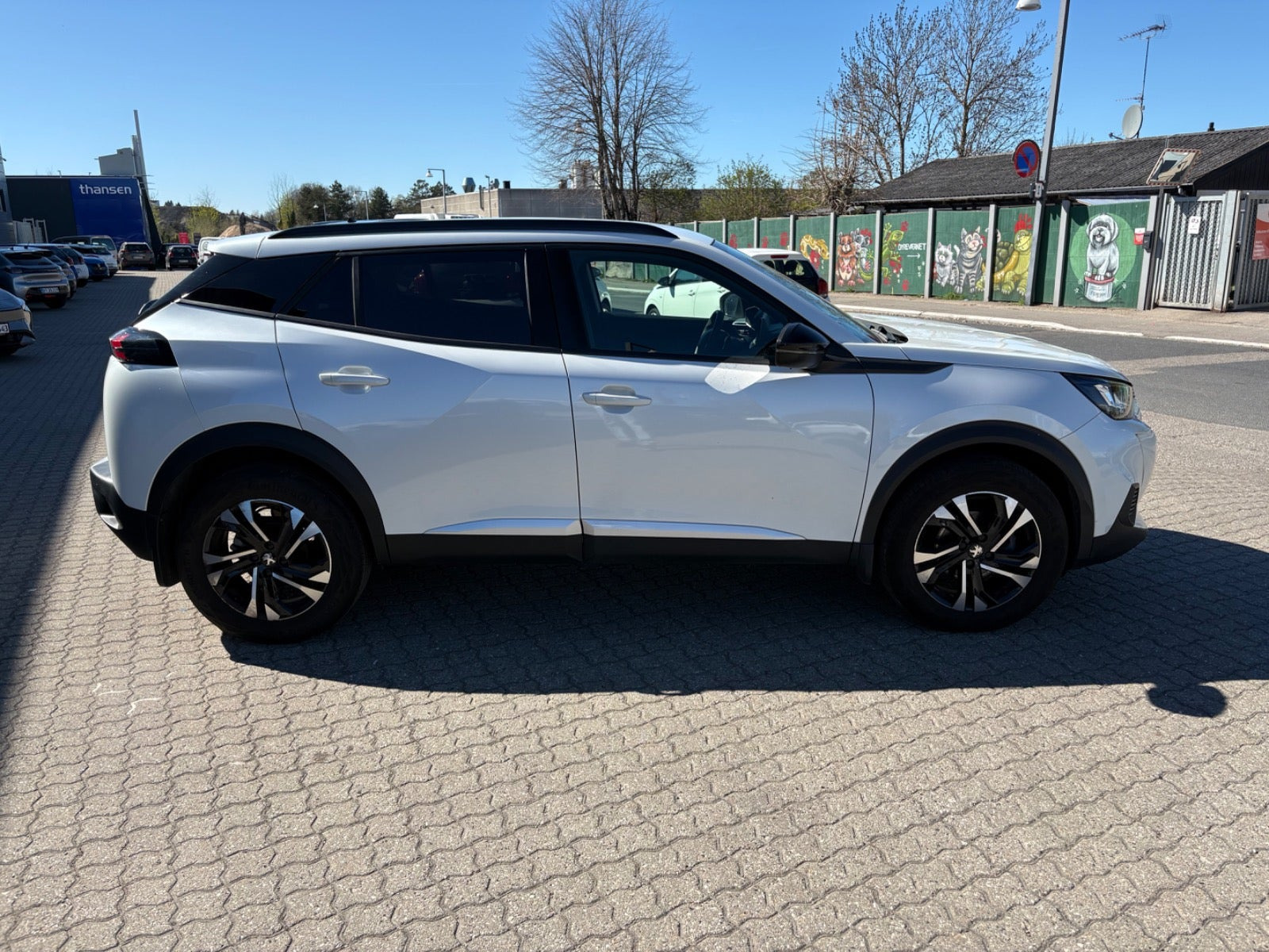 Rød Peugeot 2008 fra 2023