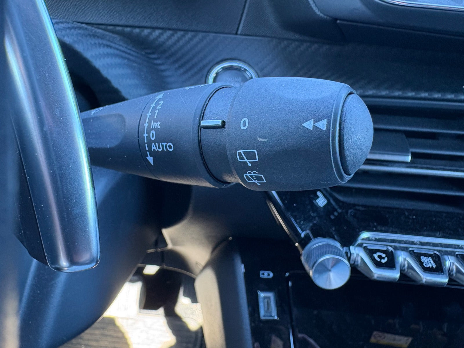 Rød Peugeot 2008 fra 2023